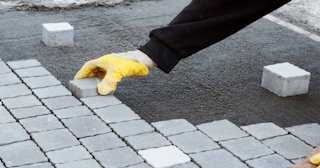 Монтаж тротуарной плитки на даче в Туймазы в октябре